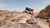 Rundreise Jordanien - jordanische Flagge in der Felsenstadt Petra