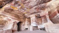 Rundreise Jordanien - farbenfrohe Höhlen in der Felsenstadt Petra