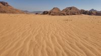 Jordanien, Wadi Rum, Wanderung im Wüstensand