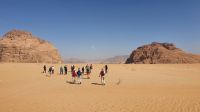 Jordanien, Wadi Rum, Wanderung im Wüstensand