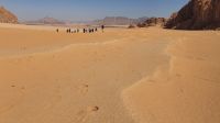 Jordanien, Wadi Rum, Wanderung durch den Wüstensand