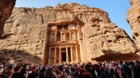Jordanien, Petra, Touristen vorm Schatzhaus