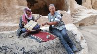 Jordanien, Klein Petra, RL Hussein mit einem Beduinen