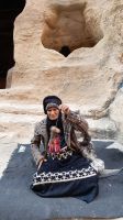 Jordanien, Klein Petra, Beduinin beim Spinnen