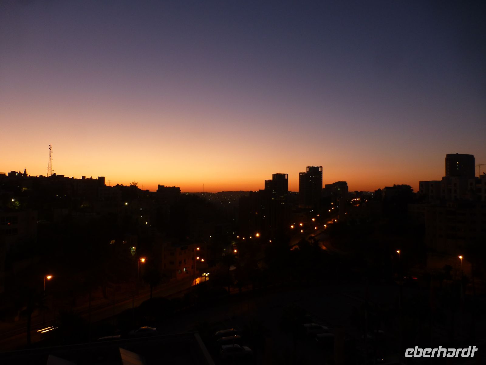 Die Sonne geht über Amman auf. Das geht ganz schnell aufgrund der Erdkrümmung. Sie hüpft über den Horizont nach oben und am Abend nach unten. 