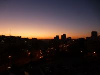 Die Sonne geht über Amman auf. Das geht ganz schnell aufgrund der Erdkrümmung. Sie hüpft über den Horizont nach oben und am Abend nach unten. 