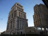 Das noble Ritz-Carlton zeigt den westlich geprägten Baustil mit Balkonen sehr deutlich.