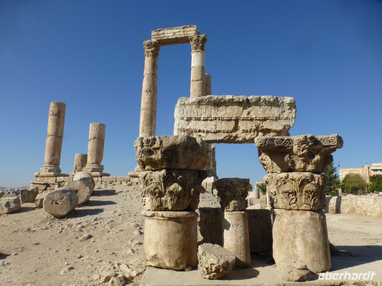 Der Herkulestempel auf der Zitadelle. Säulen, Kapitelle und Architrav im Vordergrund zeigen die eigentliche Größe der Bauelemente, die hoch aufgetürmt im Hintergrund nicht mehr so groß erscheinen.