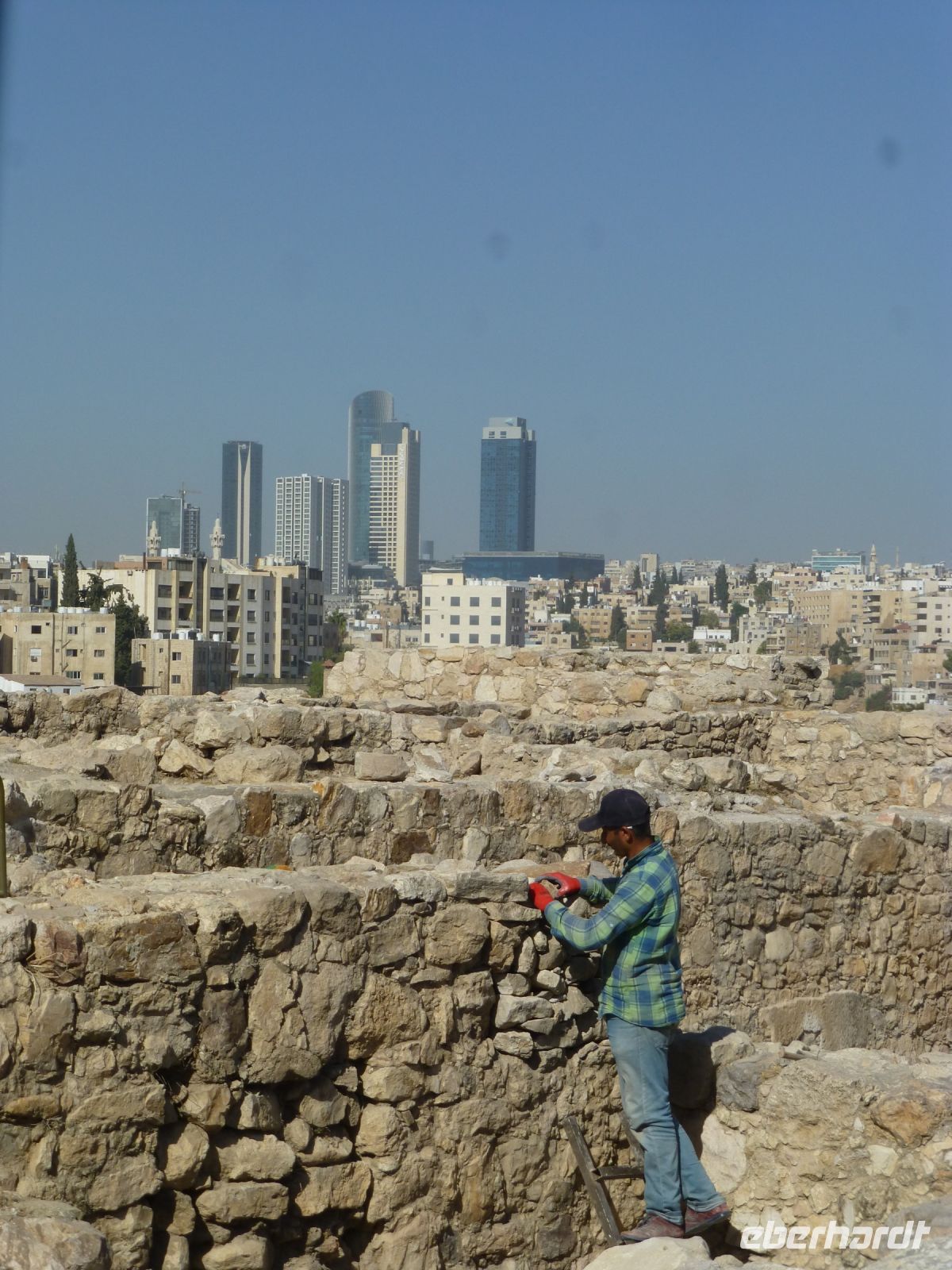 Auch heute wird auf dem Zitadellenhügel noch gearbeitet und wieder zusammengefügt, was zusammengehört inmitten der modernen Stadt. 