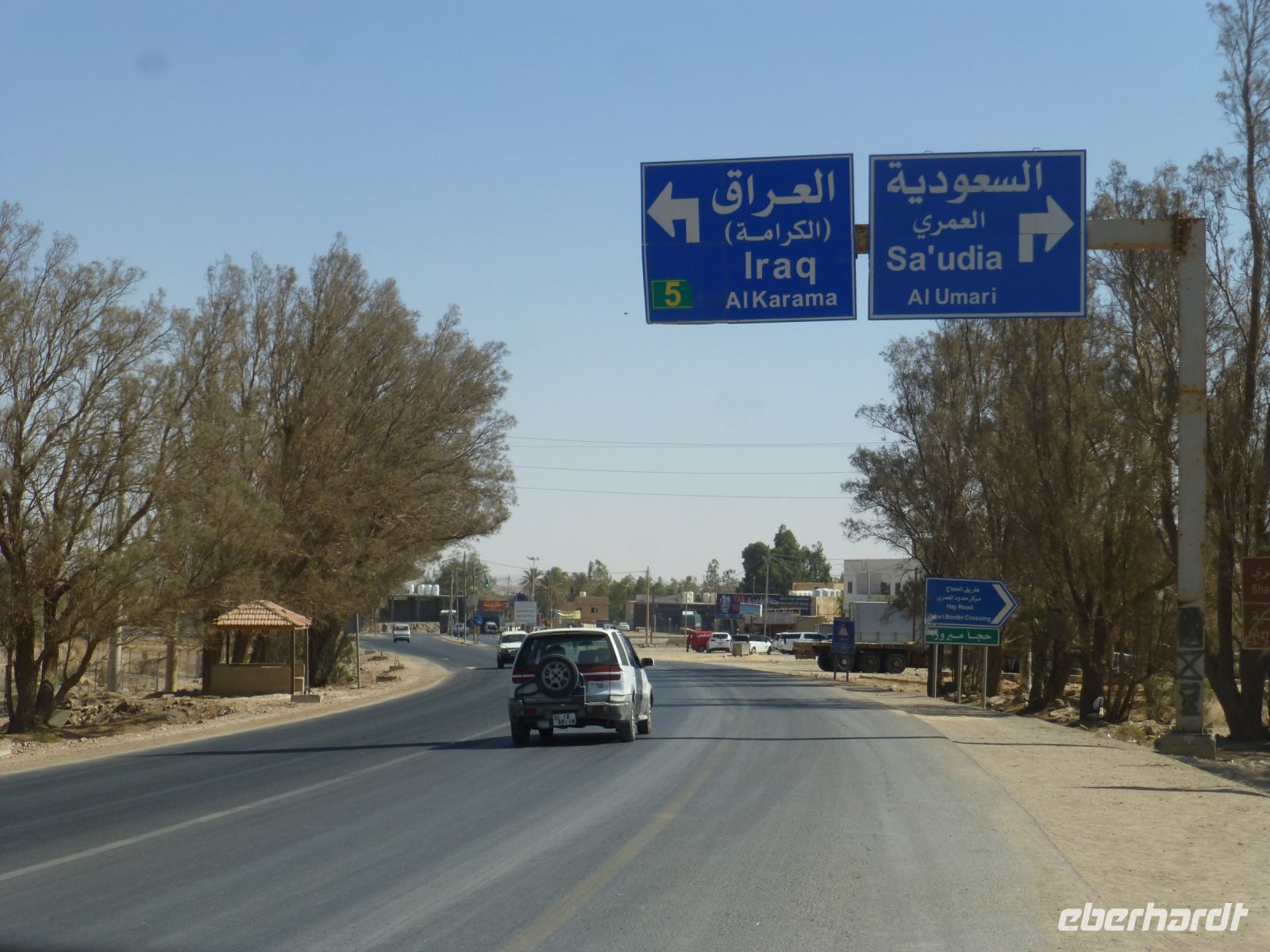 Der Busfahrer nimmt uns zum Glück die Entscheidung ab, welche Richtung wir nehmen sollen. Angesichts dieser Wegweiser fühlt man sich sehr weit weg von Deutschland. 