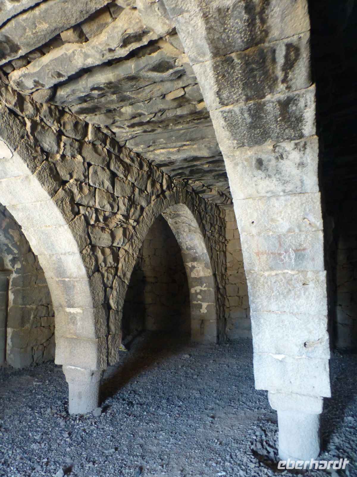 Die Moschee - dicke Mauern fangen das Gewicht der steinernen Decken ab.