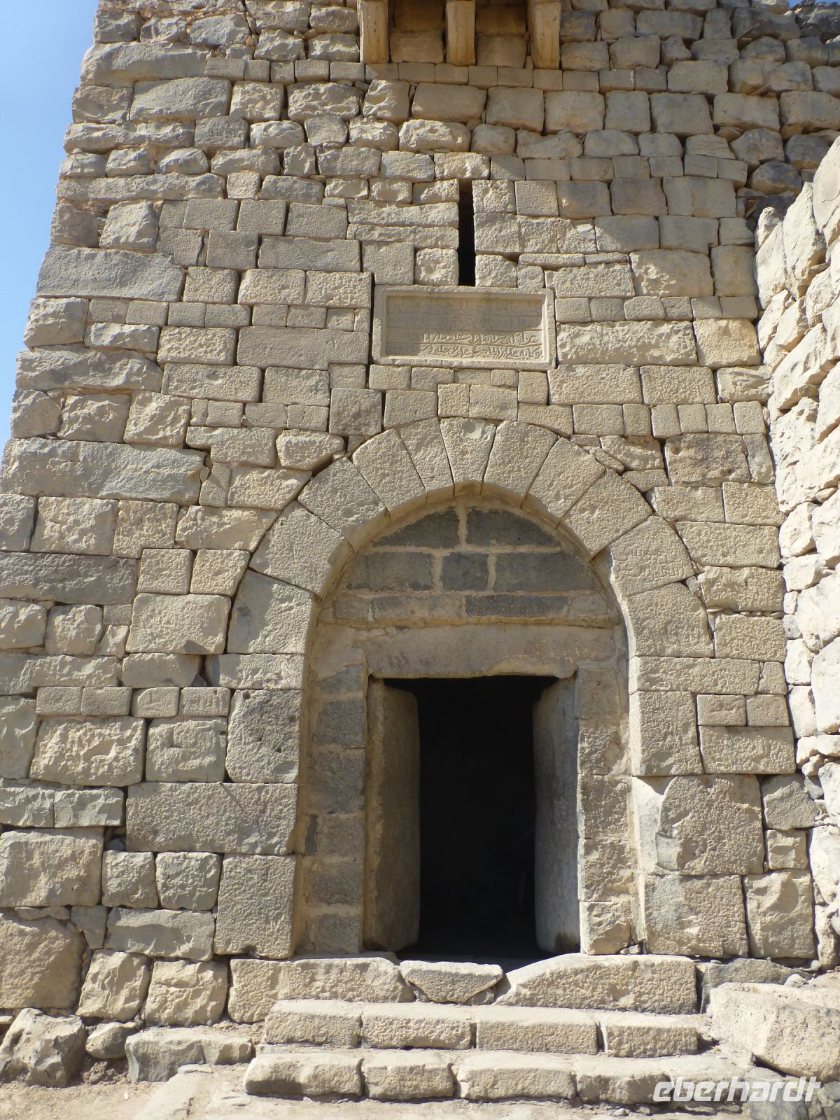 Die Eingangstür aus Stein versieht auch heute noch ihren Dienst.