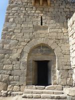 Die Eingangstür aus Stein versieht auch heute noch ihren Dienst.