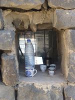 Die Getränke, die täglich eine Rolle spielen: stilles Wasser und Kaffee, stark, gesüßt und mit Kardamon versetzt. 