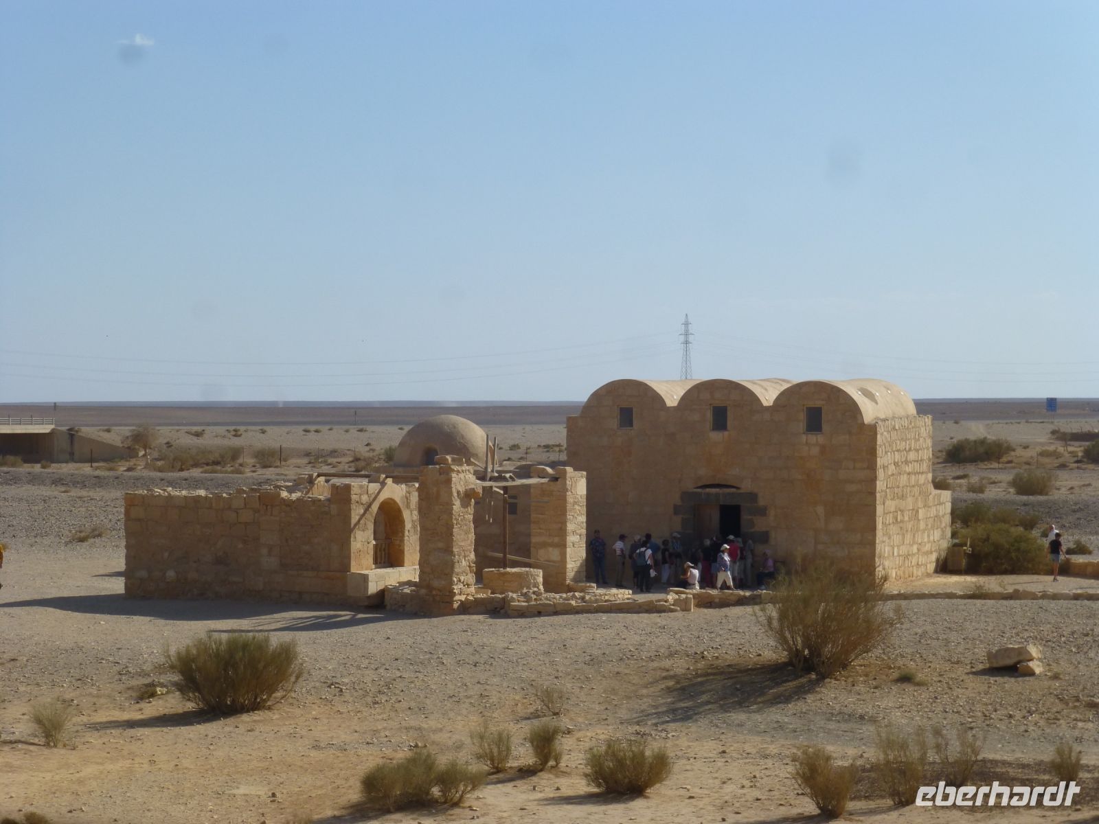 Qusair Amra – so klein und kostbar ist es und in der großen Weite der Öde fast zu übersehen.