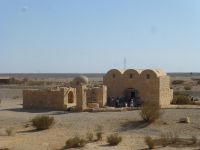 Qusair Amra – so klein und kostbar ist es und in der großen Weite der Öde fast zu übersehen.