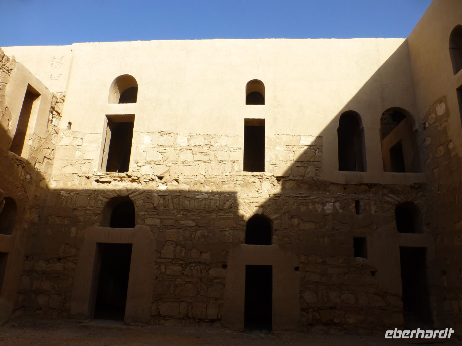 Das Gebäude ist so stilvoll und durchdacht, dass die Überlegung einer Herberge näher liegt. In diesem Hof kamen die gläubigen Pilger auf dem Weg nach Mekka an. 