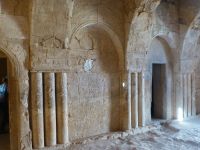 Auch diese schön profilierte Wände lassen eher an einen angenehmen Aufenthaltsort denken als an ein Fort.