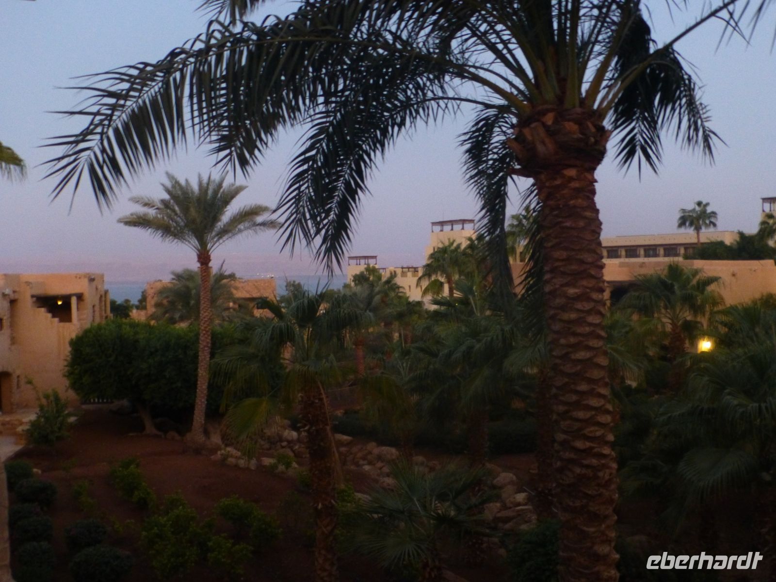 In den kräftigen Farben des Morgens zeichnet sich zum ersten Mal in den Tagen das gegenüberliegende Bergmassiv auf israelischer Seite ab. 