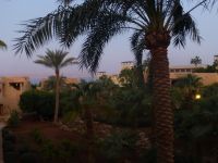 In den kräftigen Farben des Morgens zeichnet sich zum ersten Mal in den Tagen das gegenüberliegende Bergmassiv auf israelischer Seite ab. 