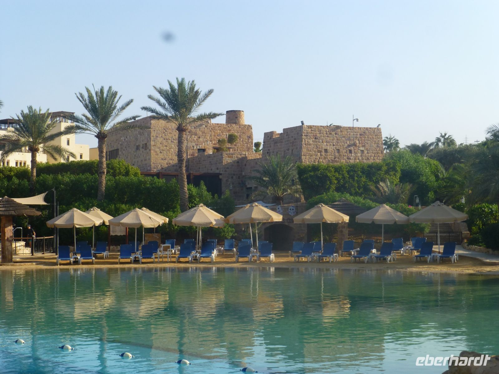 Im Hintergrund erhebt sich unsere Karawanserei.