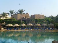 Im Hintergrund erhebt sich unsere Karawanserei.