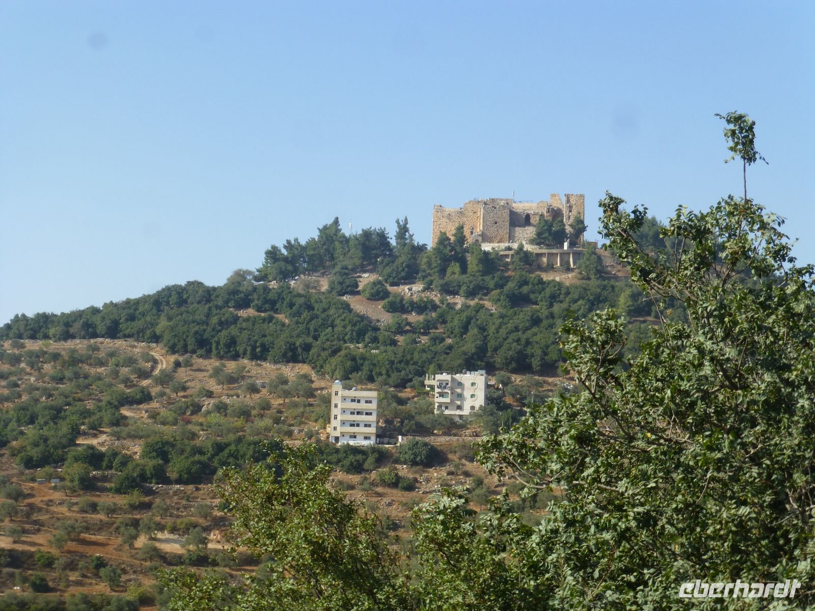 Die Burgruine Qala’at er-Rabat thront weithin sichtbar auf dem Berg. 1185 von Izz ad-Din Usama, einem Verwandten von Saladin, errichtet.