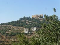 Die Burgruine Qala’at er-Rabat thront weithin sichtbar auf dem Berg. 1185 von Izz ad-Din Usama, einem Verwandten von Saladin, errichtet.