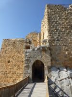 Eine Zugbrücke führte über den Wassergraben, der nun leer ist, in die Burg.