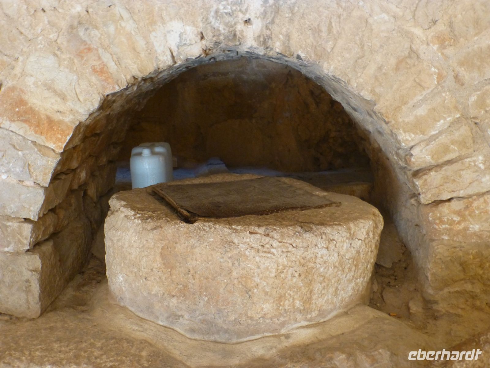 Der Brunnen war bei Belagerungen ein Lebensgarant. Heute erfüllen Kanister die Funktion.