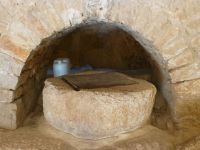 Der Brunnen war bei Belagerungen ein Lebensgarant. Heute erfüllen Kanister die Funktion.