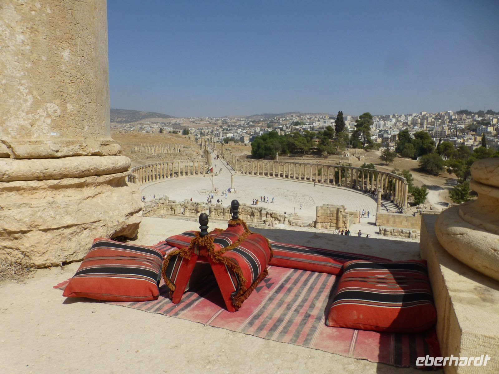 Das ovale Forum verbindet zwei divergierende Hauptachsen der Stadt geschickt miteinander und bindet das zentrale Zeus-Heiligtum auf eine repräsentative Weise ein.
