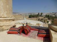 Das ovale Forum verbindet zwei divergierende Hauptachsen der Stadt geschickt miteinander und bindet das zentrale Zeus-Heiligtum auf eine repräsentative Weise ein.