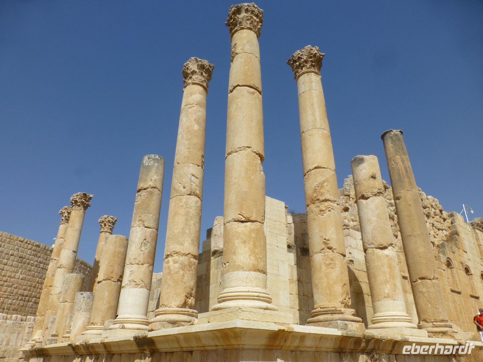 Der dem Zeus geweihte Tempel wurde an der Stelle eines früheren römischen Tempels erbaut und 163 n. Chr. fertiggestellt. 38 Säulen zieren den Bau. 