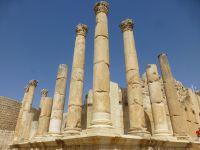 Der dem Zeus geweihte Tempel wurde an der Stelle eines früheren römischen Tempels erbaut und 163 n. Chr. fertiggestellt. 38 Säulen zieren den Bau. 