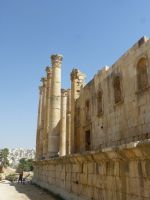 Die Außenseite der Cella sind mit Bogennischen verziert. Die Säulen mit korinthischen Kapitellen sind knapp 15 m hoch.