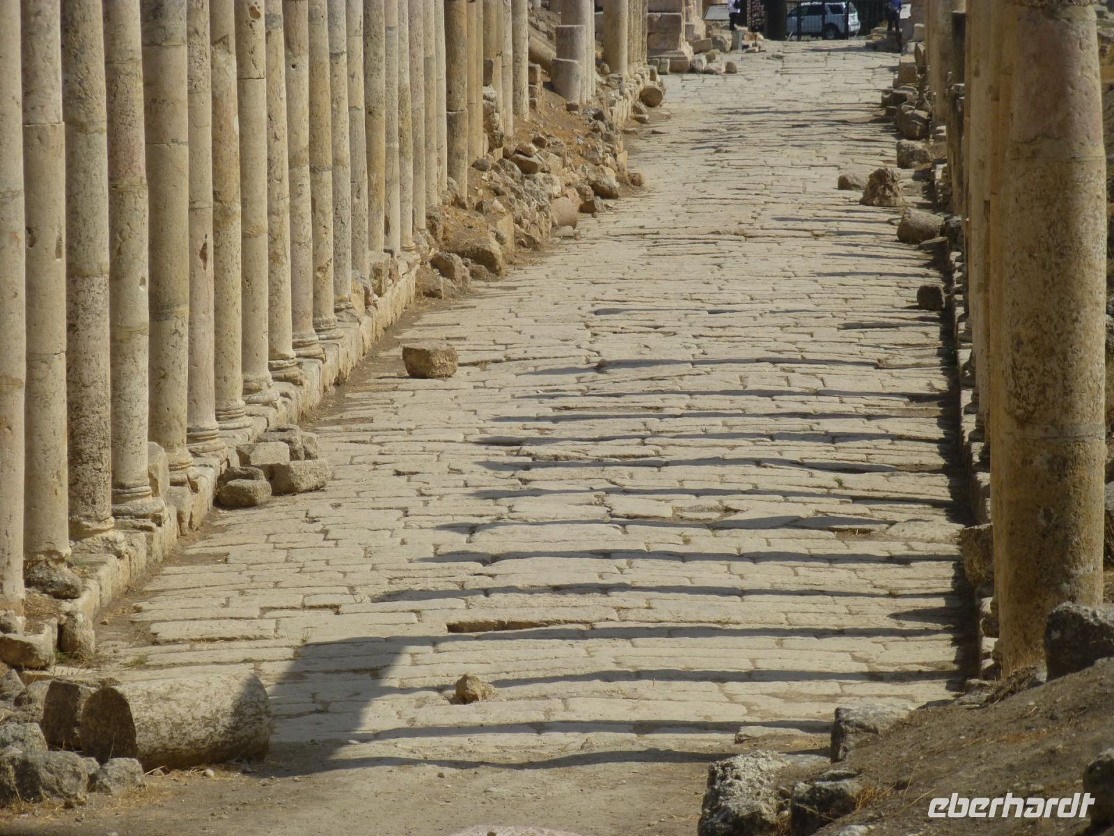 Die üblichen Bezeichnungen der Hauptachsen sind: Cardo für die zentrale Nord-Süd-Verbindung und Decumanus für die beiden großen Querstraßen, die den Cardo im Süden und im Norden im rechten Winkel kreuzen.