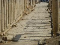 Die üblichen Bezeichnungen der Hauptachsen sind: Cardo für die zentrale Nord-Süd-Verbindung und Decumanus für die beiden großen Querstraßen, die den Cardo im Süden und im Norden im rechten Winkel kreuzen.