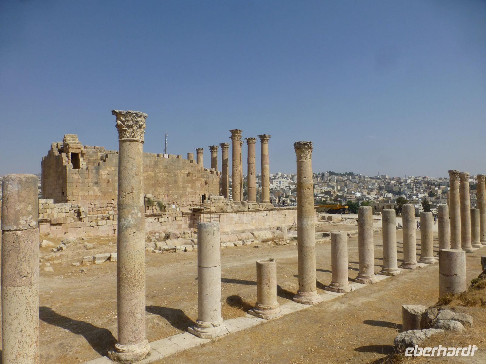 Das Heiligtum der Artemis übertrifft das Zeusheiligtum bei weitem und war von großer Bedeutung für die Stadtentwicklung.