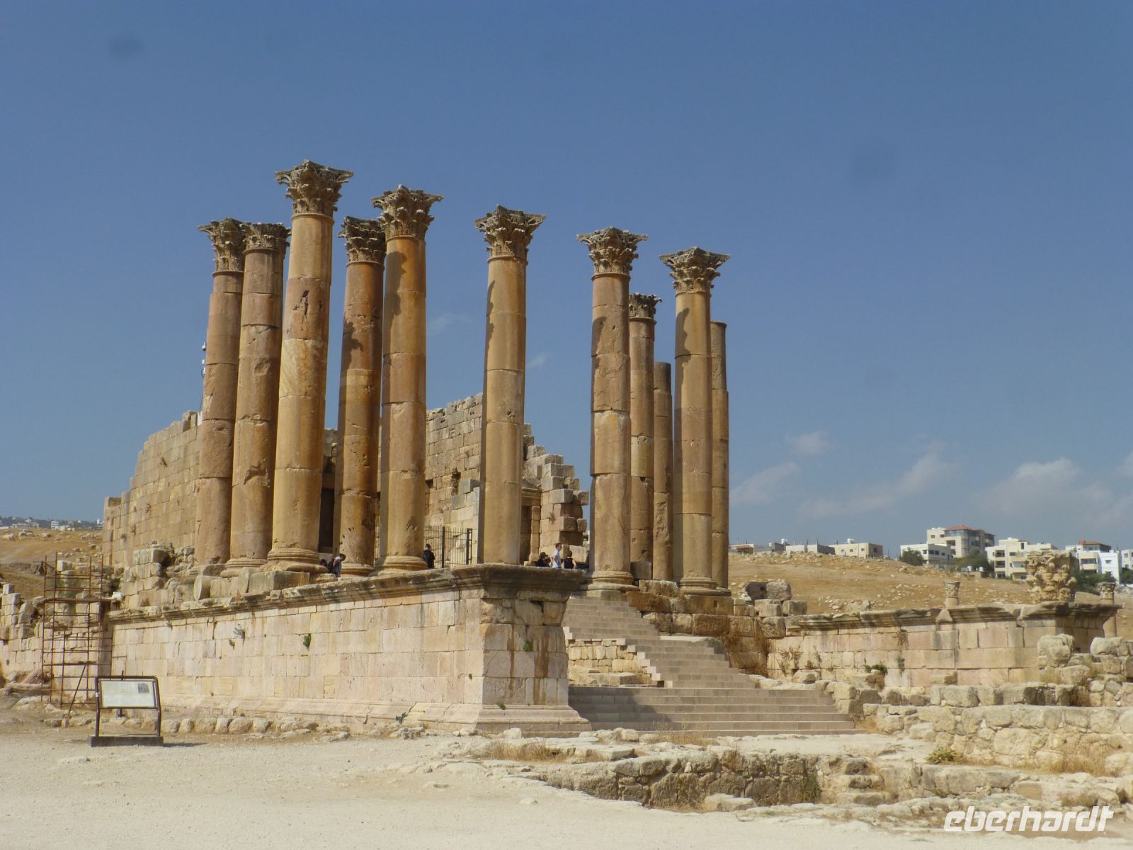 Der heilige Bezirk um den Artemis-Tempel und den Hauptaltar ist von Säulengängen umgeben. 