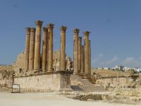 Der heilige Bezirk um den Artemis-Tempel und den Hauptaltar ist von Säulengängen umgeben. 