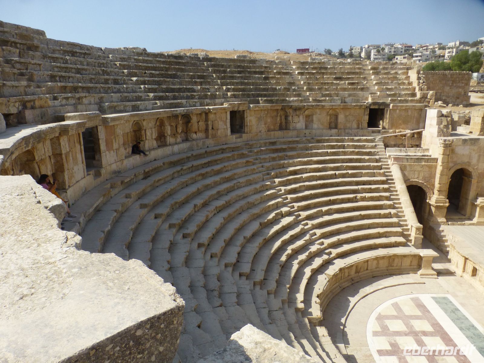 Später wurde es ein Theater für Rezitationen, Gesangs- und Musikdarbietungen und bot 1600 Menschen Platz.