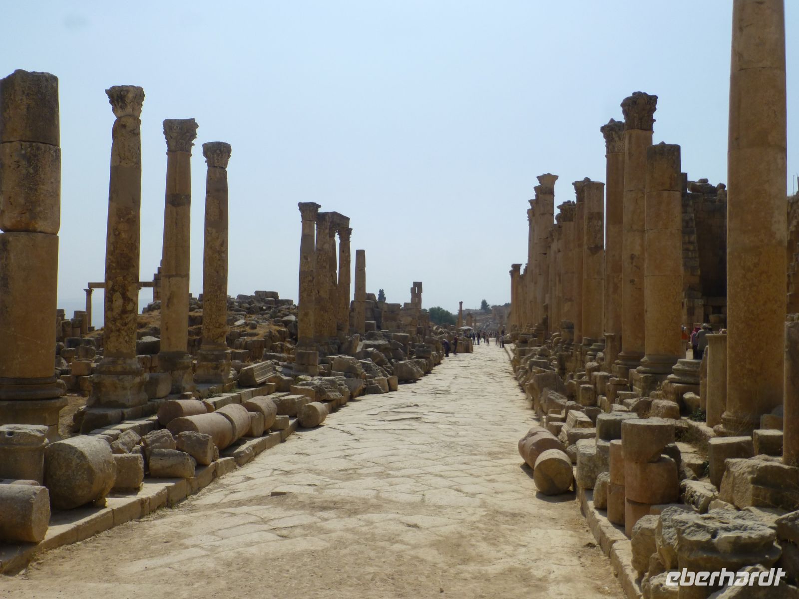 Der Cardo ist mit rechteckigen, diagonal verlegten Steinplatten gepflastert, was die Beschädigung durch Wagenräder verminderte. 