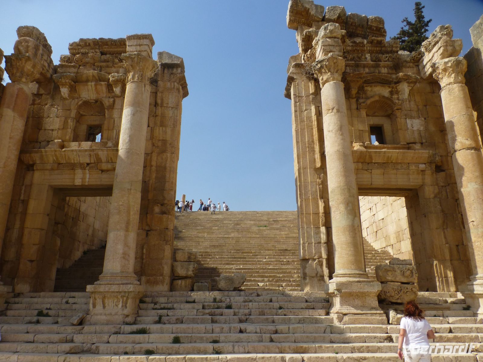 Die monumentale Toranlage führt vom Cardo zum Artemis-Heiligtum und markiert die Bedeutung des Komplexes. 