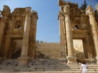 Die monumentale Toranlage führt vom Cardo zum Artemis-Heiligtum und markiert die Bedeutung des Komplexes. 