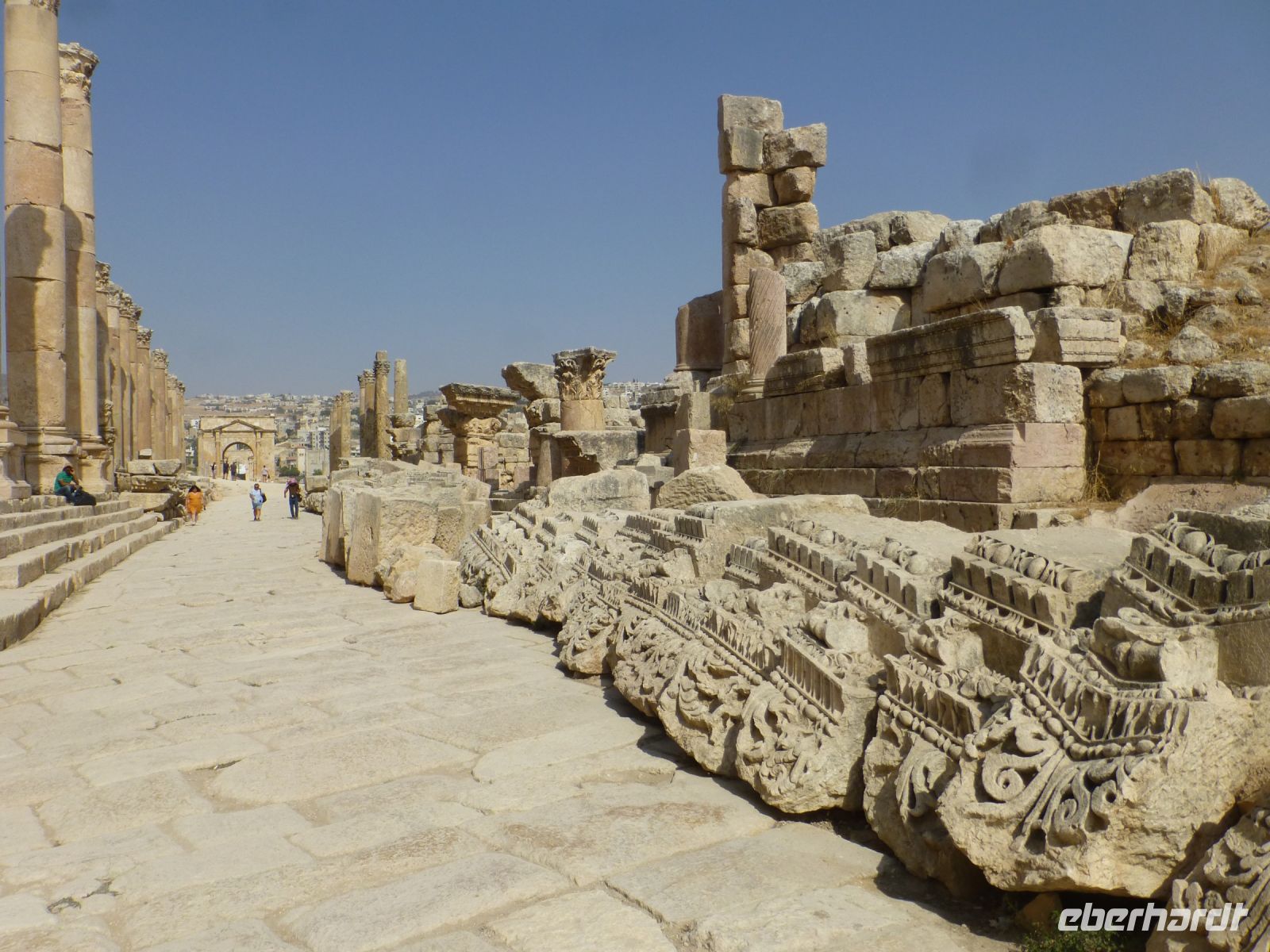 Leicht erhöhte Gehwege schützen die Passanten. Unter der Straße verlief der Hauptabwasserkanal.