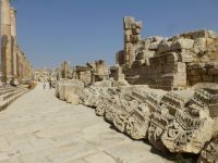 Leicht erhöhte Gehwege schützen die Passanten. Unter der Straße verlief der Hauptabwasserkanal.