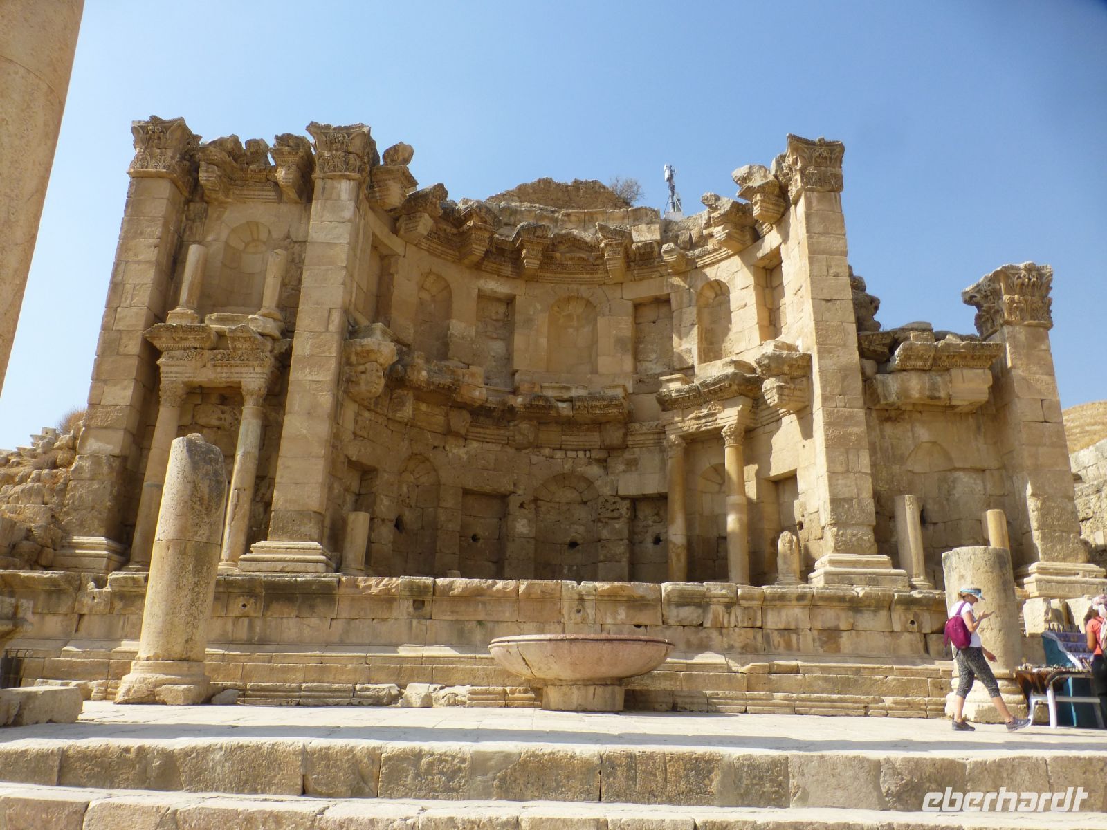 Das Nymphäum. Der monumentaler Brunnen war reich Reliefs, Paneelen und Säulen mit korinthischen Kapitellen verziert. Aus den Rachen der Löwenköpfe ergoss sich das Wasser in ein großes, tiefes Becken. 