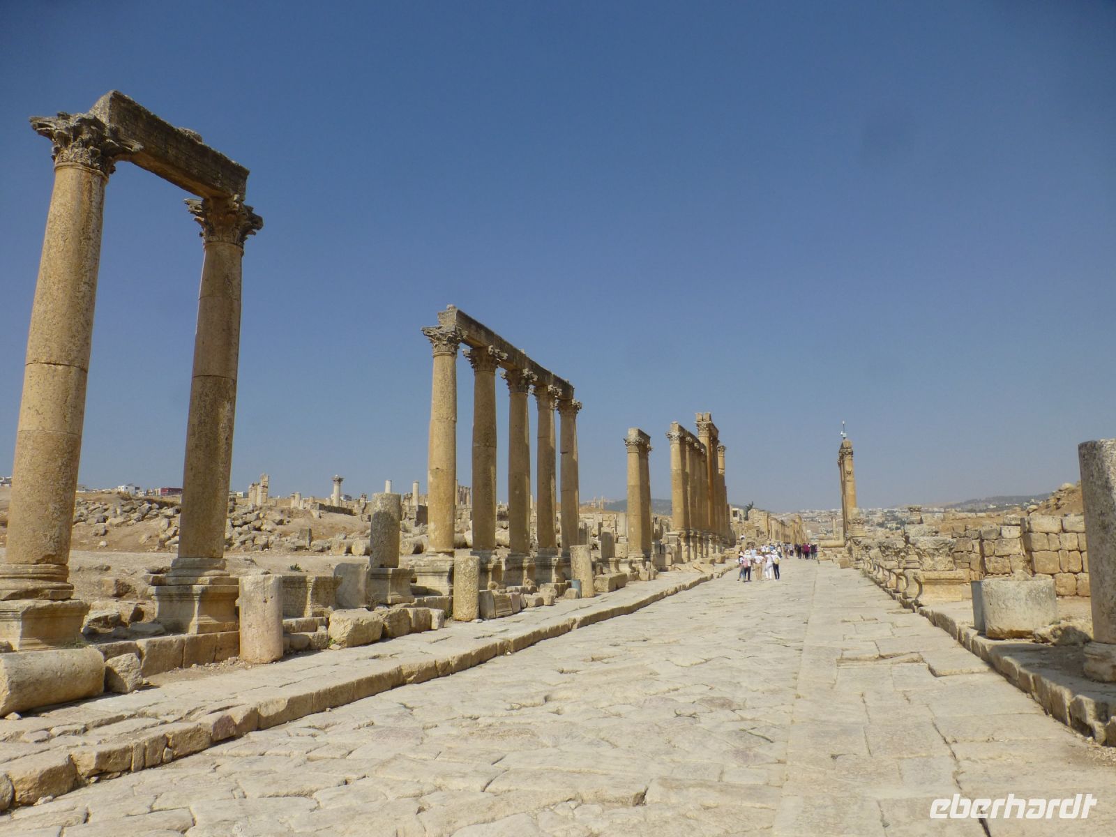 Die Straße in ihrer ganzen Länge, so weit das Auge reicht.