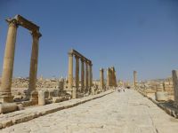 Die Straße in ihrer ganzen Länge, so weit das Auge reicht.